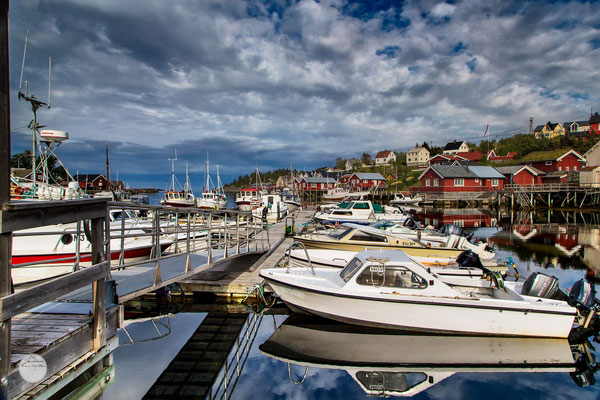 Bild: Sorvagen harbour, Moskenesoya Island, Lofoten, Norway, Sorvagen harbour livingr"; www.2u-pictureworld.de