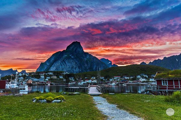 Bild: Reine bei Sonnenuntergang, Moskenesoya Lofoten island, "Rorbuer seen sunset", www,2u-pictureworld.de