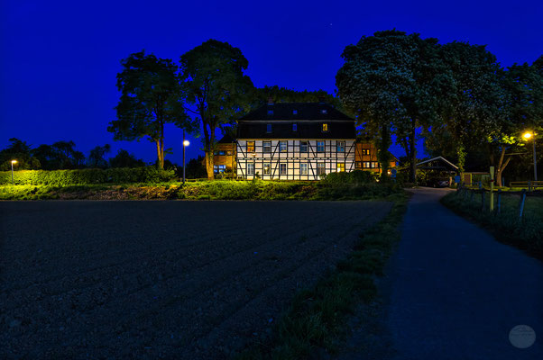 Bild: Schwerte-Ergste Ruhrwiesen bei Nacht, "homeland at blue hour night"; www.2u-pictureworld.de