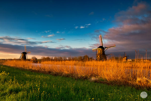 Bild: Kinderdijk at sunset in April, Netherlands, "Kinderdijk morning glory"; www.2u-pictureworld.de