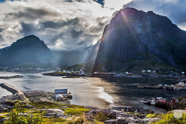 Bild: cove of Sorvagen, Moskenesoya Island Norway, "sunrays"; www.2u-pictureworld.de