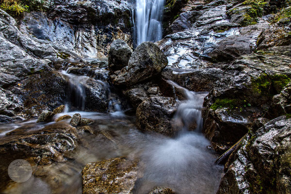 Bild: Wasserfall Wanderweg Schenna-Videgg Suedtirol, "umspült", www.2u-pictureworld.de