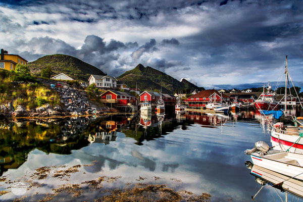 Bild: port of Sorvagen, Moskenesoya Norway, "double world - Sorvagen port"; www.2u-pictureworld.de