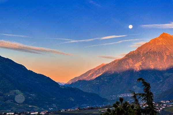 Bild: Schenna in Suedtirol, "Monduntergang am Morgen", www.2u-pictureworld.de