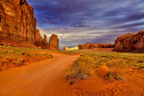 Bild: "not riding but driving through the Monument Valley"