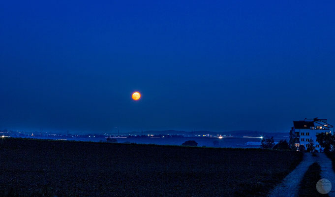 Bild: Ditzingen-Hirschlanden bei Vollmond, "at the beginning of a full moon night", www.2u-pictureworld.de