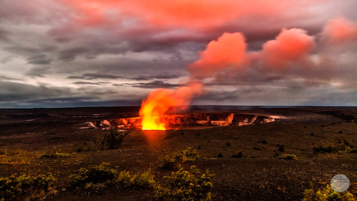 Bild: "Volcano NP, Hawaii,Kilauea Caldera at night, "Vulkangühen- glowing Kilauea"; www.2u-pictureworld.de