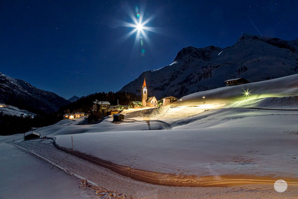 Bild: Warth im Bregenzer Wald am Abend; Östereichische Alpen; "moonlight village"; www.2u-piuctureworld.de