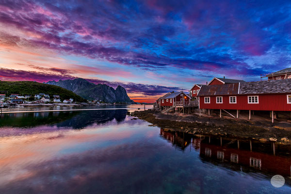 Bild: Reine after midnight, Moskenesoya Lofoten island, "sleeping at the waterfront", www,2u-pictureworld.de