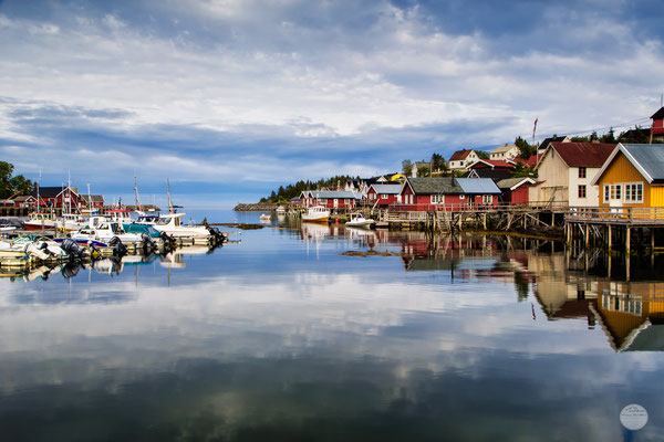 Bild: Sorvagen harbour reflections, Moskenesoya Island, Lofoten, Norway, "mirror"; www.2u-pictureworld.de