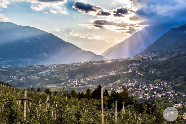 Bild: Blick auf Dorf Tirol in Suedtirol, "last light coming up the mountains", www.2u-pictureworld.de