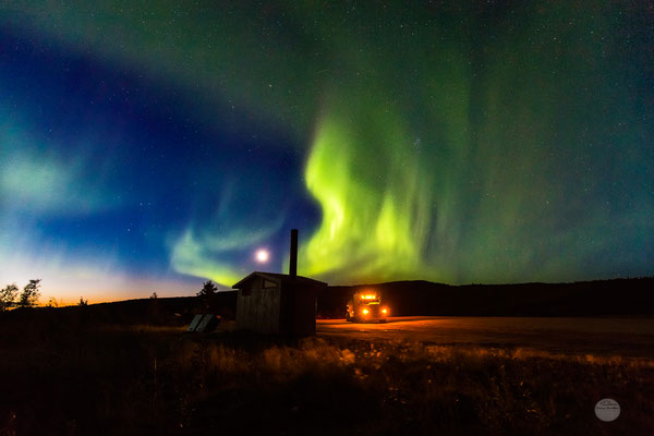 Bild: aurora borealis over Gobblers Knob on the Dalton Highway, Alaska, USA at the end of August 2016, "green flames"; www.2u-pictureworld.de