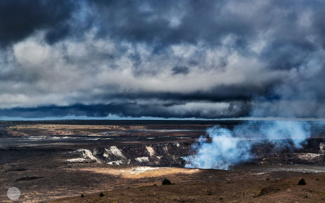 Bild: Kilaua Caldera at Volcano Nationalpark, Hawaii, "rainclouds over smoke"; www.2u-pictureworld.de