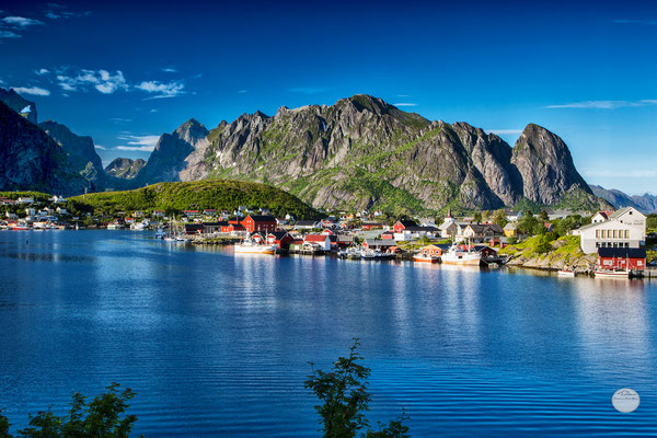 Bild: Reine in the evening sun, Moskenesoya, Lofoten, Norway, "evening sun lightened"; www.2u-pictureworld.de