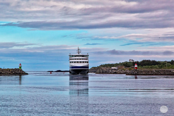 Bild: Moskenes ferry, Moskenesoya Island, Lofoten, Norway, "ferry arriving"; www.2u-pictureworld.de