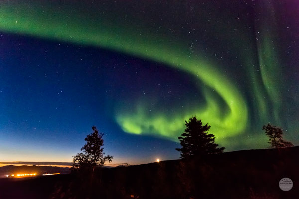 Bild: aurora borealis over Gobblers Knob on the Dalton Highway, Alaska, USA at the end of August 2016, "the show begins"; www.2u-pictureworld.de