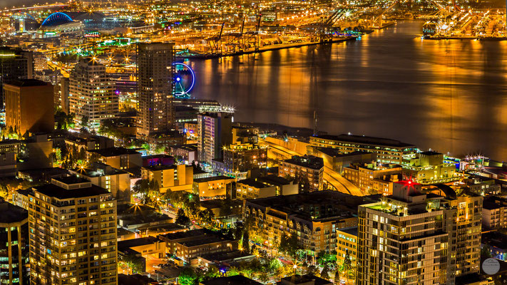 Bild: Seattle at night seen from the Needle; www.2u-pictureworld.de