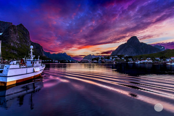 Bild: Reine at night, Moskenesoya Lofoten island, "colourful summer night", www,2u-pictureworld.de