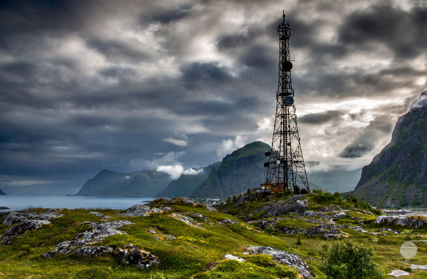 Bild: Sorvagen hill, Moskenesoya island Norway, "ray of hope", www.2u-pictureworld.de