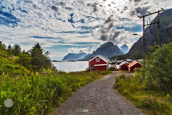 Bild: Village of Sorvagen, Moskenesoya Island Norway, "cloud catcher"; www.2u-pictureworld.de