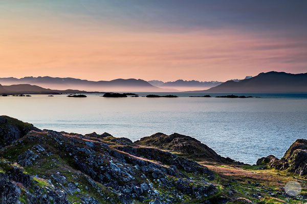 Bild: Litloy Norwegen Nordland, "Lofoten im Morgennebel", www.2u-pictureword.de