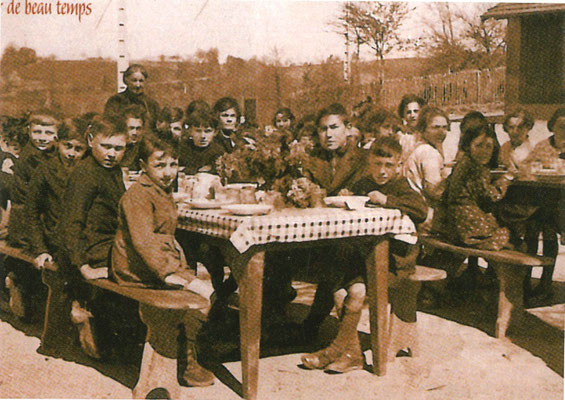 La cantine à l'ancienne école de La Grange (commune de St-Léonard-de-Noblat) - années 1940 (c) coll. Marie-Christine BOUTET