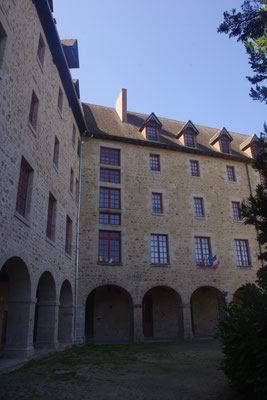 Le couvent et son architecture typique : 2 ailes et une série d'arcades pour déambuler à l'abri au rez-de-chaussée.