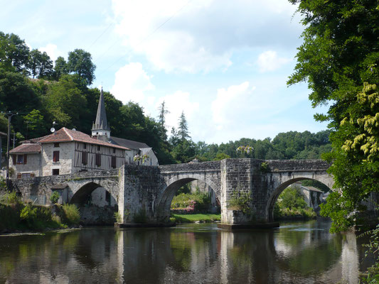 Quartier du Pont-de-Noblat : le pont médiéval enjambant la Vienne mène à l'église du XIXe siècle.