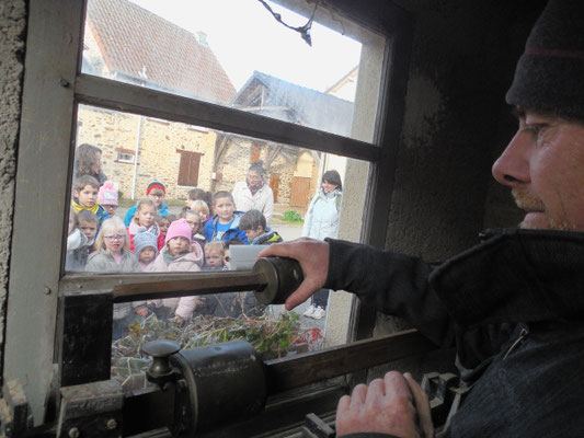 La balance du poids public fonctionne encore : Philippe, notre guide-conférencier, en profite pour peser la classe lors de la visite !