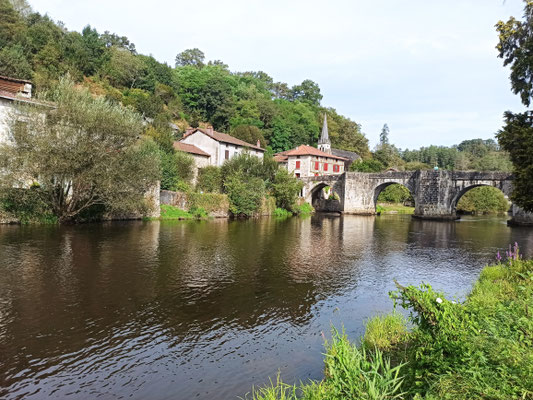 ... jusqu'à la Vienne et ses 3 ponts (médiéval - routier du 18e siècle - viaduc de 1881).