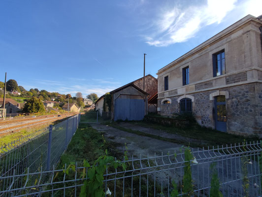 Côté quai : le quai (devant la porte) sera restauré, le garage détruit pour agrandir le jardin. Ce RDC pourrait accueillir une ludothèque.