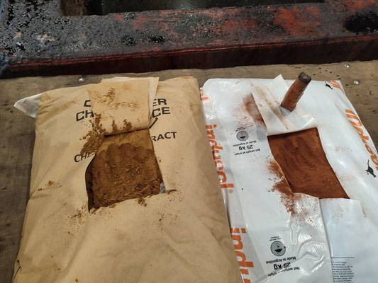 Pour transformer une peau en cuir, la Tannerie Bastin utilise du tan (poudre d’écorce : autrefois chêne et châtaignier, aujourd’hui châtaignier et québracho -arbre d’Amérique du Sud-) et du temps : la création d’un cuir de qualité rare prend plus d’un an!