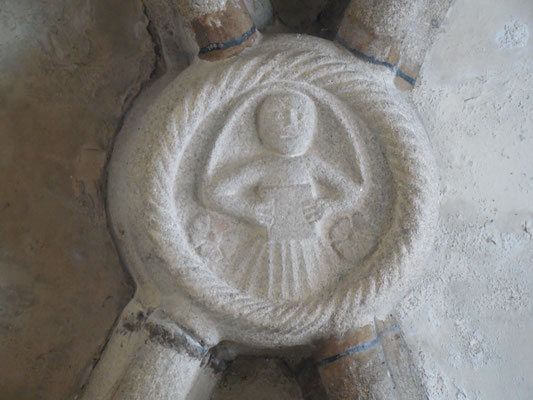 L'une des clefs de voûtes, sculptée, à l'image de nombreux éléments intérieurs