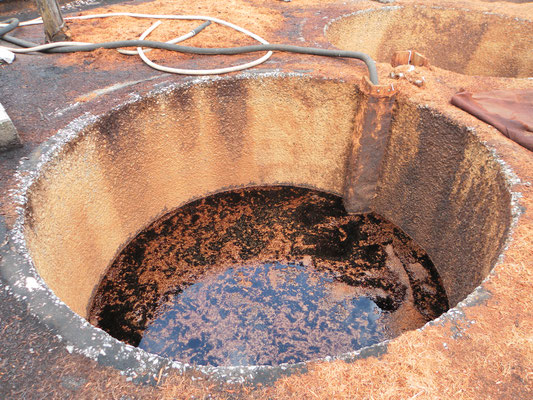 Une fois remplies des peaux et du tan, les fosses sont comblées d’eau (amenée par un tuyau sur un espace épargné créé sur toute la hauteur de la fosse).