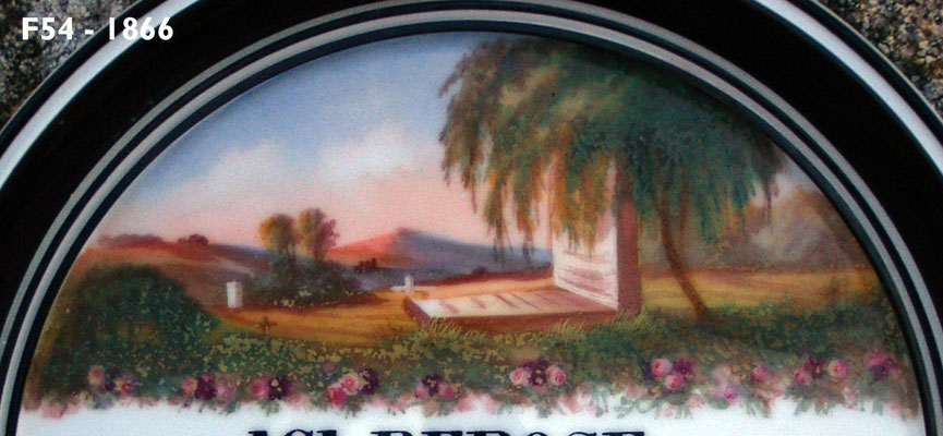 Détail d'une plaque en porcelaine figurant un décor de cimetière romantique : autrefois, arbres, herbes et plantes peuplaient les cimetières.