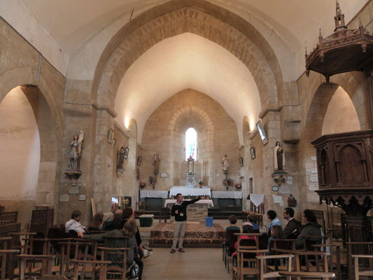 A l'intérieur de l'église, Philippe leur explique comment on construisait les monuments en leur faisant monter une maquette d'arcs.