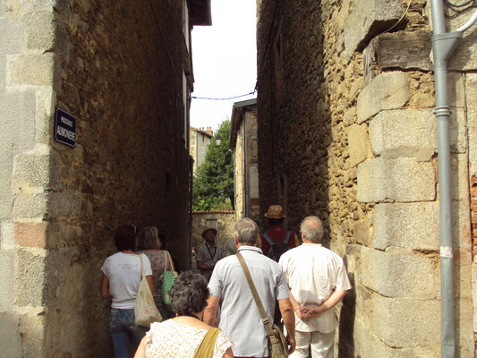 Passage par un charreiron (ruelle étroite).