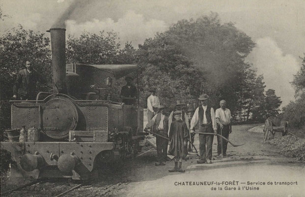 Un ligne de chemin de fer spécifique avait été établie pour relier la papeterie à la gare de Châteauneuf-Bujaleuf où les produits finis étaient exportés et les matières premières arrivaient.