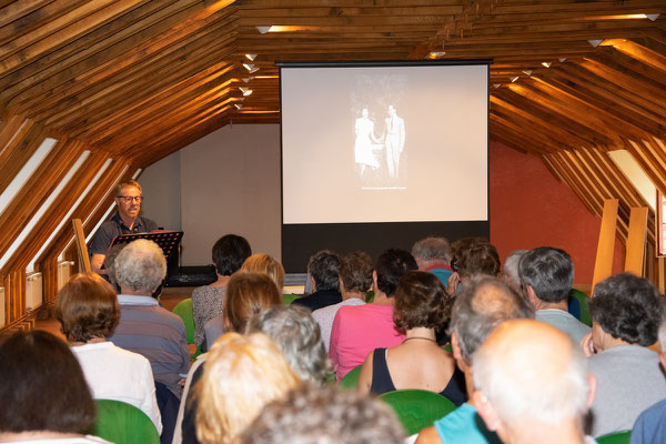 Philippe Radonnet, du Pays d'art et d'histoire, ainsi que sa collègue Julie Grèze, ont lu des extraits du Pain noir sur des thèmes chers au Limousin : les carrières de kaolin, les Ponticauds, la campagne...