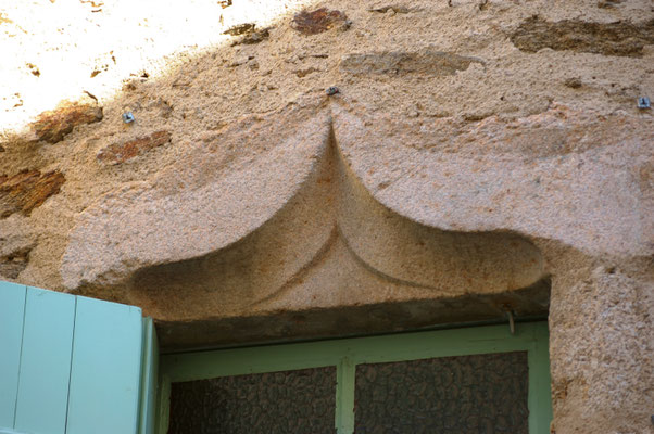 Réemploi couronnant une fenêtre (rue Victor Hugo).