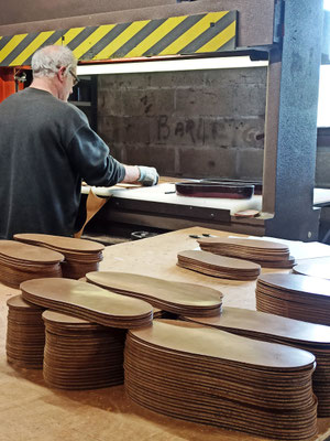 La Tannerie Bastin découpe des formes pour Weston (gabarit plus large que la semelle extérieure que Weston découpera sur-mesure dans son atelier de Limoges).