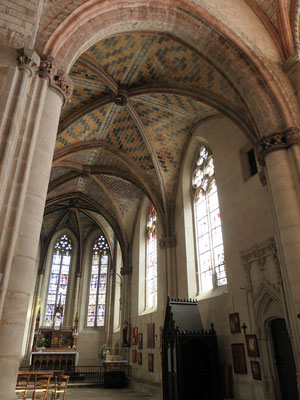 L'intérieur de la collégiale : choeur gothique (XVe siècle) et ses peintures murales du XVIe siècle, restaurées entre 2002 et 2006.