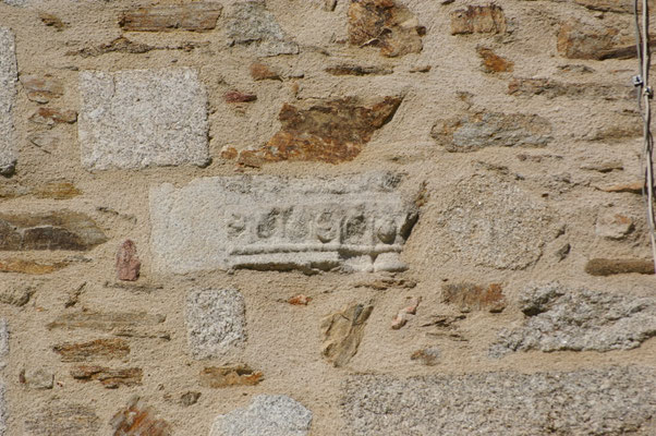 Un des réemplois très discrets... Probables vestiges d'une ancienne maison ou église médiévale ? (place de la République)