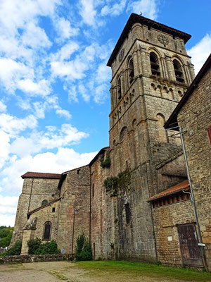 La collégiale côté place des Coopérateurs (à l'arrière de l'entrée).