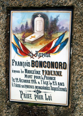 Tombe d'un soldat de la guerre de 1914-1918 (plaque en porcelaine)