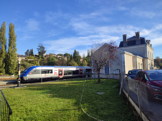 La gare d'Eymoutiers, toujours fréquentée par les TER grâce à la gestion par la Région Nouvelle-Aquitaine. Tout à gauche la grue hydraulique alimentant encore l'été le train touristique à vapeur du CFTLP.