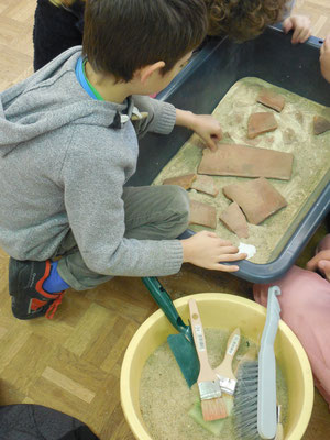 Atelier archéologie : Bastien découvre des indices gallo-romains !