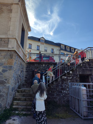 Accès depuis les quais à l'étage côté rue.