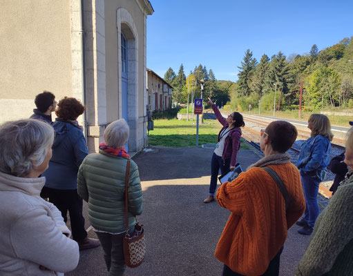 Julie Grèze montre l'ancienne bouillotterie aux visiteurs : réserve des bouillottes, grandes boîtes en métal qu'on plaçait sous les sièges des compartiments du train pour le chauffage !