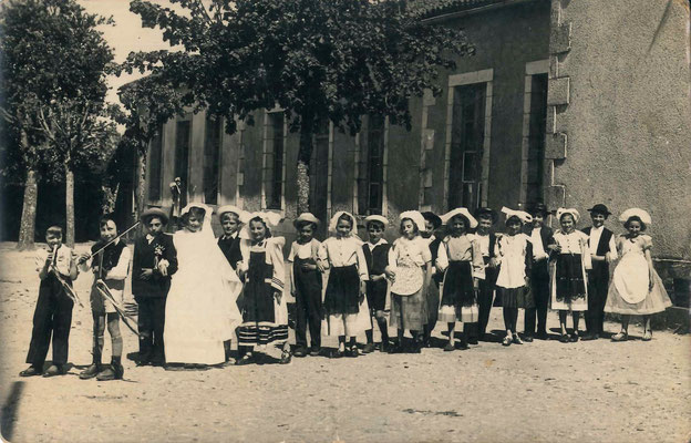 Fête de l'école de La Geneytouse - 1943 (c) coll. Marie-Christine BOUTET